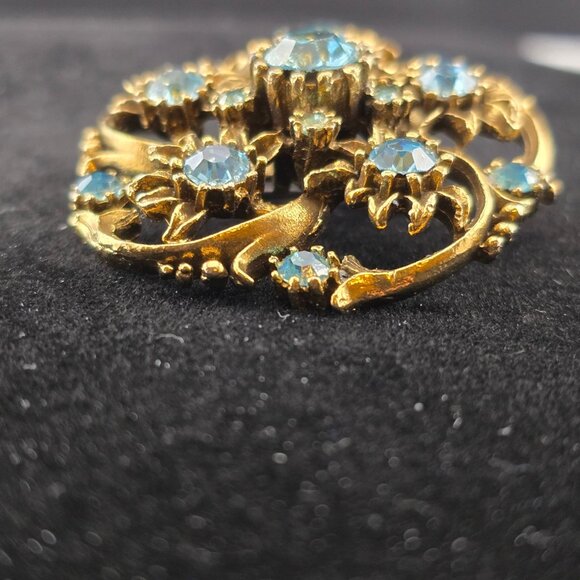 Vintage Coro Gold-Tone Baroque Brooch With Blue Rhinestones Floral Design - Picture 3 of 10